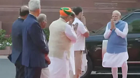 संसद में फुले जयंती कार्यक्रम के दौरान PM Modi और राहुल गांधी की मुलाकात, बातचीत का वीडियो वायरल, चर्चा तेज