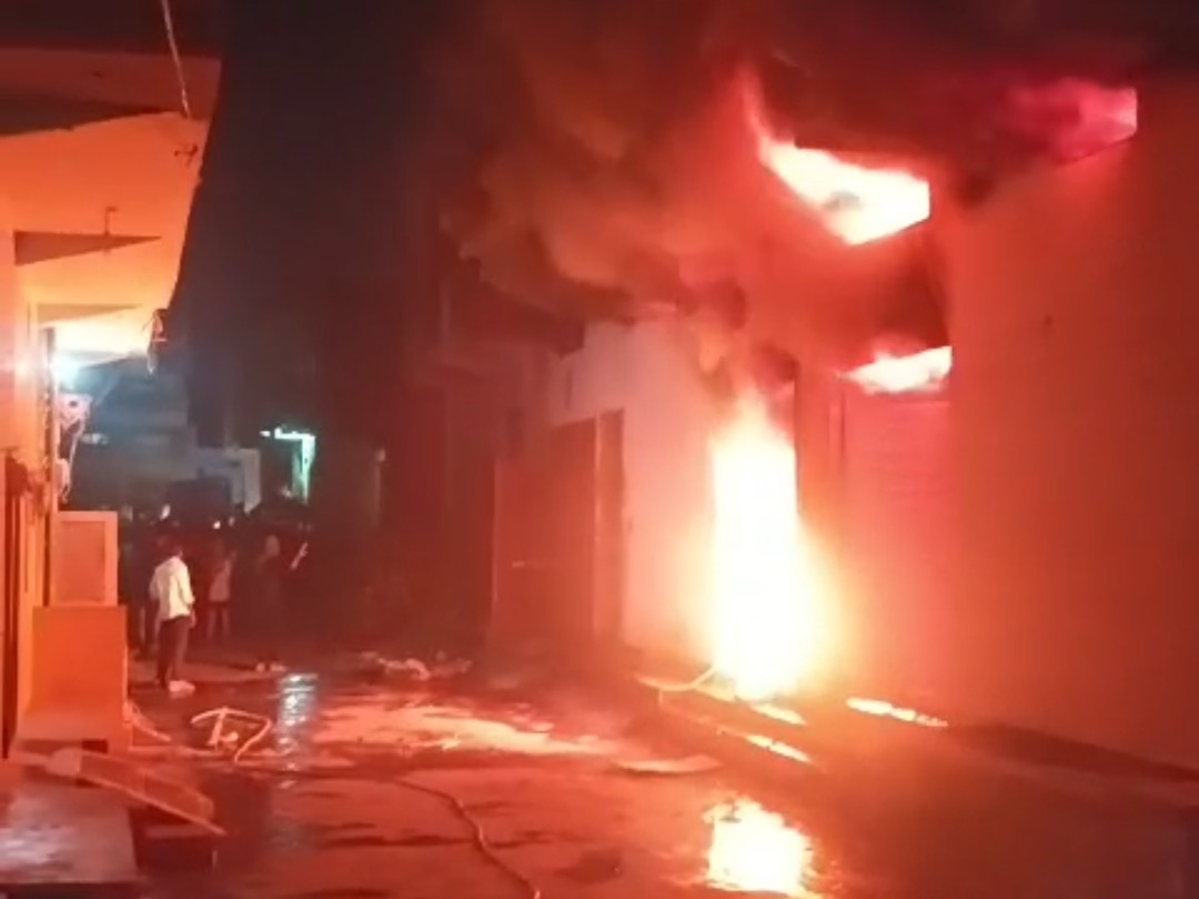 Chhatarpur में भीषण अग्निकांड, नमकीन गोदाम जलकर राख, फायर ब्रिगेड की देरी से बढ़ा नुकसान, लोगों में भारी आक्रोश।
