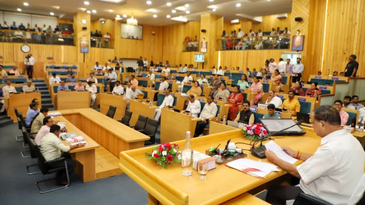 Indore नगर निगम में वंदे मातरम विवाद पर सीएम मोहन यादव ने कांग्रेस पर हमला किया, राजनीतिक घमासान तेज हुआ।