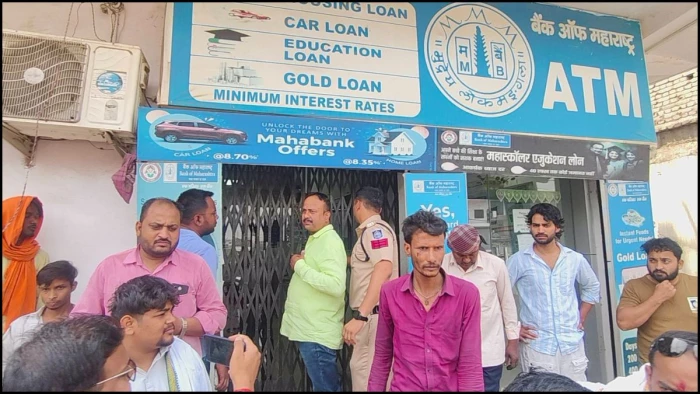 दिनदहाड़े बैंक में घुसे 5 नकाबपोश, मैनेजर को पीटा और 35 लाख ले उड़े: सिंगरौली में फिल्मी स्टाइल में चौंकाने वाली डकैती