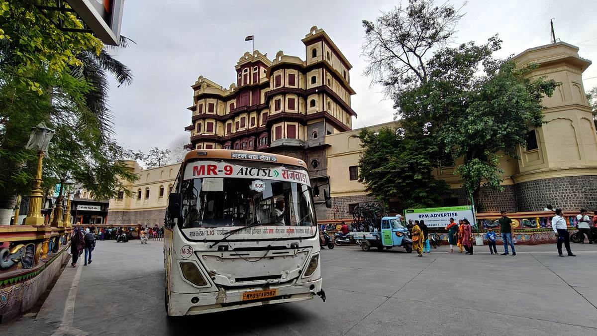 इंदौर के Rajwada से सिटी बस सेवा 50 दिन बाद फिर शुरू, यात्रियों को राहत, ई-रिक्शा पर प्रतिबंध जारी रहेगा।