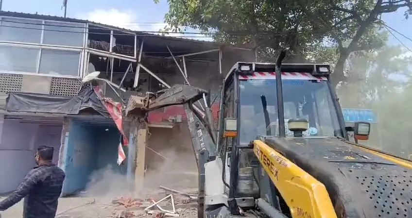 Bhopal बड़ा तालाब कैचमेंट में अवैध निर्माणों पर बुलडोजर कार्रवाई तेज, अफसरों और रसूखदारों के फार्म हाउस-रेस्टोरेंट निशाने पर