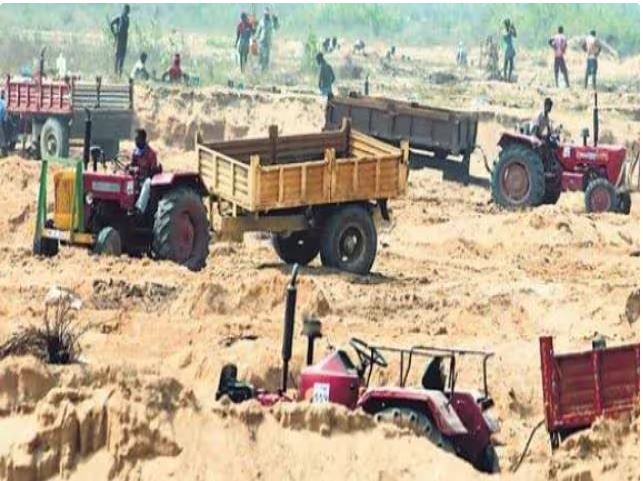 Morena में रेत माफियाओं ने वन आरक्षक को ट्रैक्टर से कुचला, कानून और सुरक्षा पर गंभीर चिंता उत्पन्न