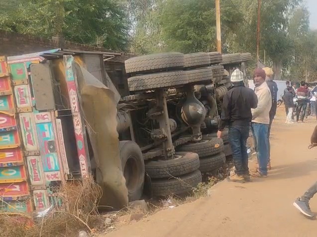 Shivpuri में दर्दनाक हादसा: खाद से भरा ट्रक पलटा, ऑटो सवार 4 लोगों की मौत
