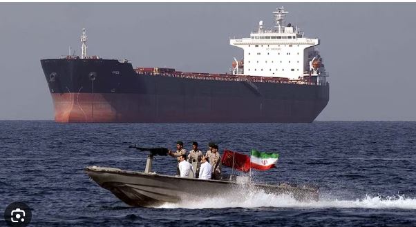 Strait of Hormuz में तनाव के बीच अमेरिकी नौसैनिक ताकत की सीमाएं उजागर, टैंकरों की आवाजाही जारी