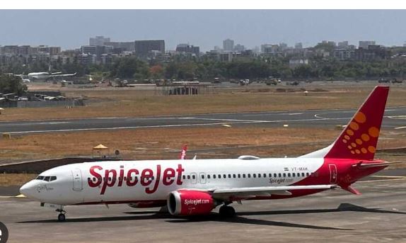 Indore : वित्तीय वर्ष 2025-26 में 32,575 उड़ानों का सफल संचालन, मार्च में 3.82 लाख से ज्यादा यात्रियों ने उड़ान भरी