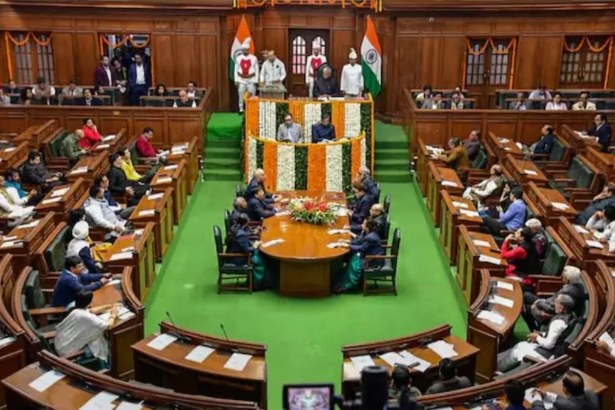 Delhi Assembly: सुरक्षा लापरवाही के बीच उपद्रवी ने स्पीकर की कार पर स्याही फेंकी