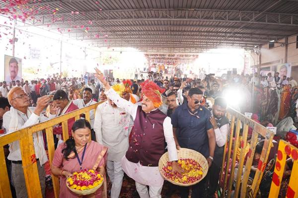 CM डॉ. मोहन यादव ने सिरसोदिया में सामूहिक विवाह सम्मेलन में 400 जोड़ों को आशीर्वाद देकर बेटियों के सशक्तिकरण का संदेश दिया