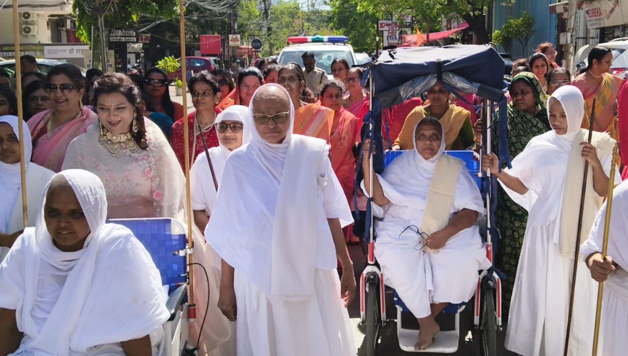 Indore में गच्छाधिपति आचार्य श्री हितेशचन्द्रसूरीश्वरजी म.सा. का भव्य मंगल प्रवेश, धर्ममय वातावरण में निकली प्रतिमा प्रतिष्ठा शोभायात्रा