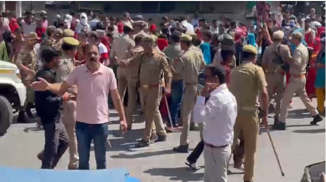 Noida में वेतन वृद्धि आंदोलन हिंसक, आगजनी, पथराव और पुलिस झड़प से हालात बेकाबू, औद्योगिक क्षेत्र में तनाव और यातायात ठप