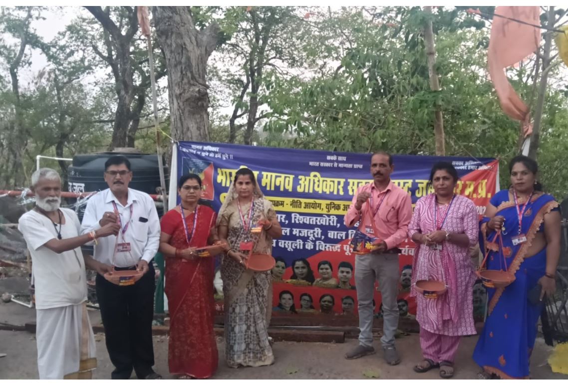 Jabalpur में भारतीय मानव अधिकार सहकार ट्रस्ट का सेवा अभियान: भीषण गर्मी में पशु-पक्षियों और मानवों के लिए राहत कार्य जारी