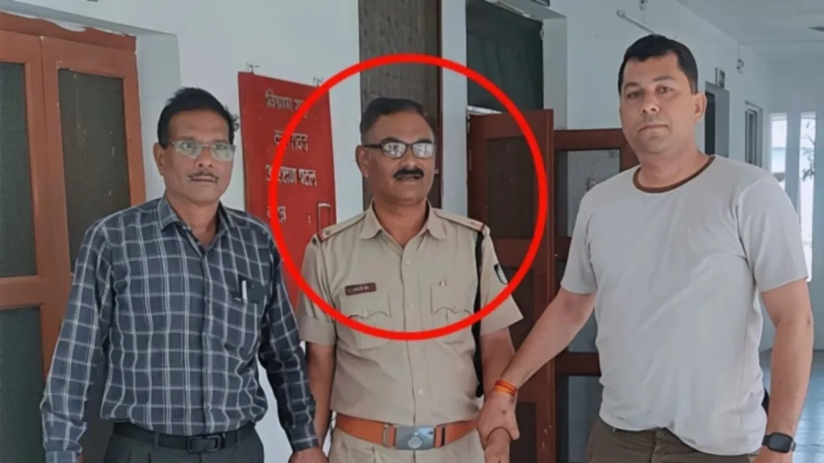 Khargone में PM आवास किस्त के बदले 15 हजार मांगने वाला उपराजस्व अधिकारी रंगे हाथ गिरफ्तार, लोकायुक्त की बड़ी कार्रवाई