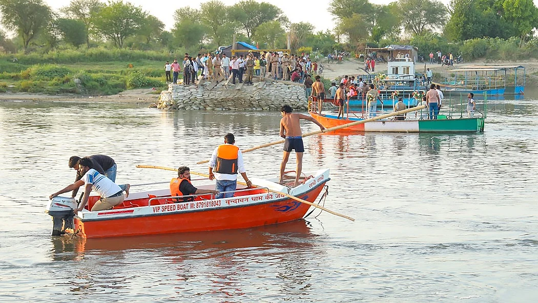 Yamuna नदी हादसा: केसी घाट के पास नाव पलटी, बड़े रेस्क्यू ऑपरेशन में 11 शव बरामद