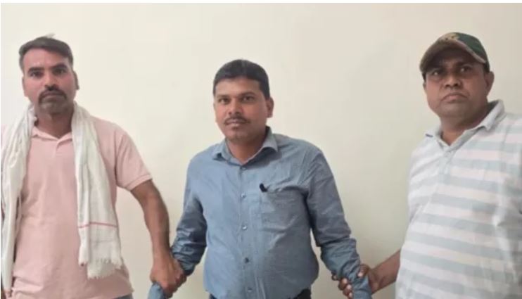 Ratlam के सैलाना में लोकायुक्त ने पटवारी कैलाश वडख्या को 20 हजार रुपये की रिश्वत लेते रंगे हाथों गिरफ्तार किया