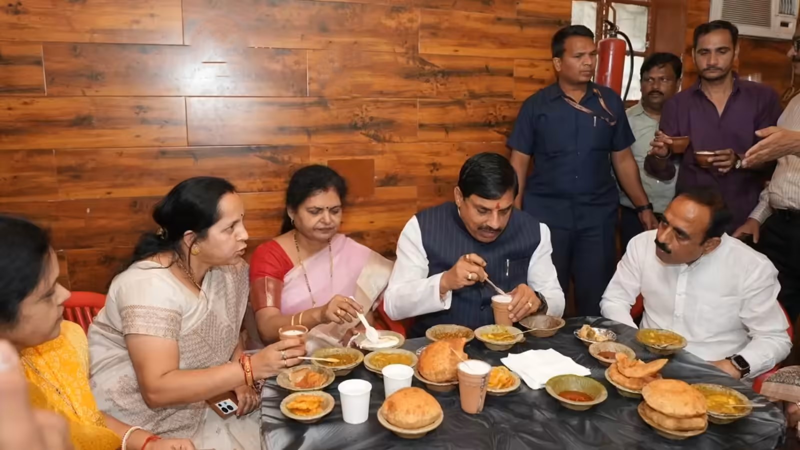 1 नंबर का देसी अंदाज! बनारस में 1 नंबर का देसी अंदाज! बनारस में मुख्यमंत्री डॉ. मोहन यादव ने सड़क किनारे खाई कचौड़ी-जलेबी, देखें वायरल तस्वीरें