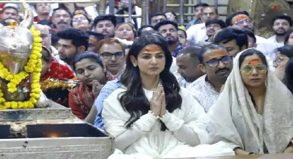 Sonal Chauhan ने महाकाल मंदिर में रात 2 बजे पहुंचकर भस्म आरती में भाग लिया और दर्शन किए