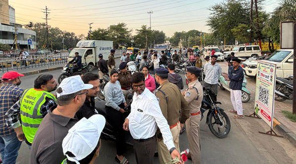 Indore में ट्रैफिक पुलिस की सख्ती: अप्रैल में 5 हजार से अधिक नो पार्किंग चालान, बिना हेलमेट पर 36 हजार से ज्यादा कार्रवाई