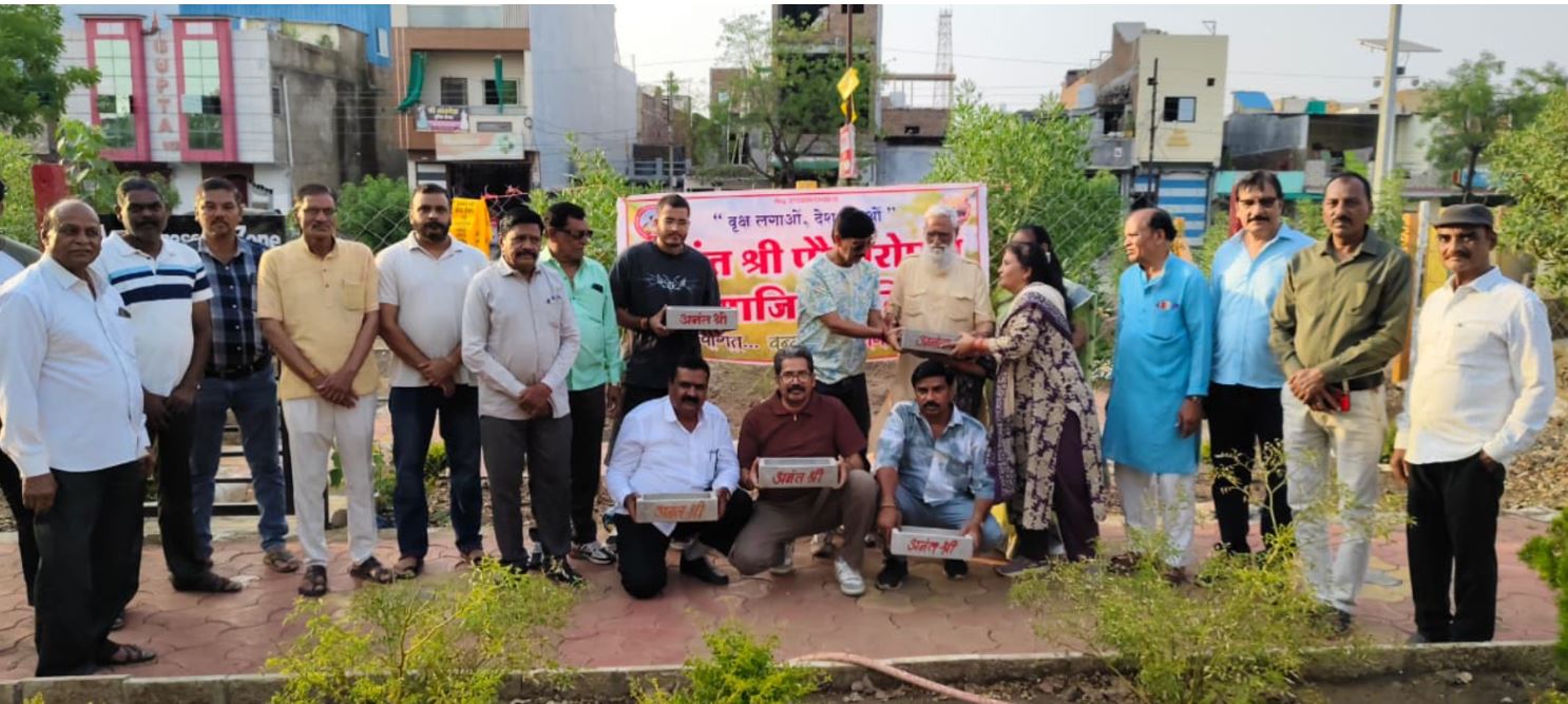 Nagda :अनंतश्री पौधारोपण एवं सामाजिक समिति ने जन्मदिन को सेवा में बदलकर पक्षियों के लिए जलपात्र वितरित किए