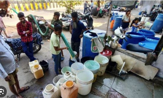 Indore Water Crisis: जलसंकट के बीच निजी टैंकरों की मनमानी, 1500 रुपए तक वसूली; एक दिन बाद मिल रहा पानी