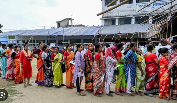 West Bengal  में 15 बूथों पर पुनर्मतदान जारी, ईवीएम गड़बड़ी के आरोपों के बाद चुनाव आयोग का बड़ा फैसला