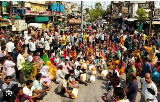 Indore में जलसंकट: पानी को लेकर सड़क पर उतरी जनता, पार्षदों के साथ किया चक्काजाम