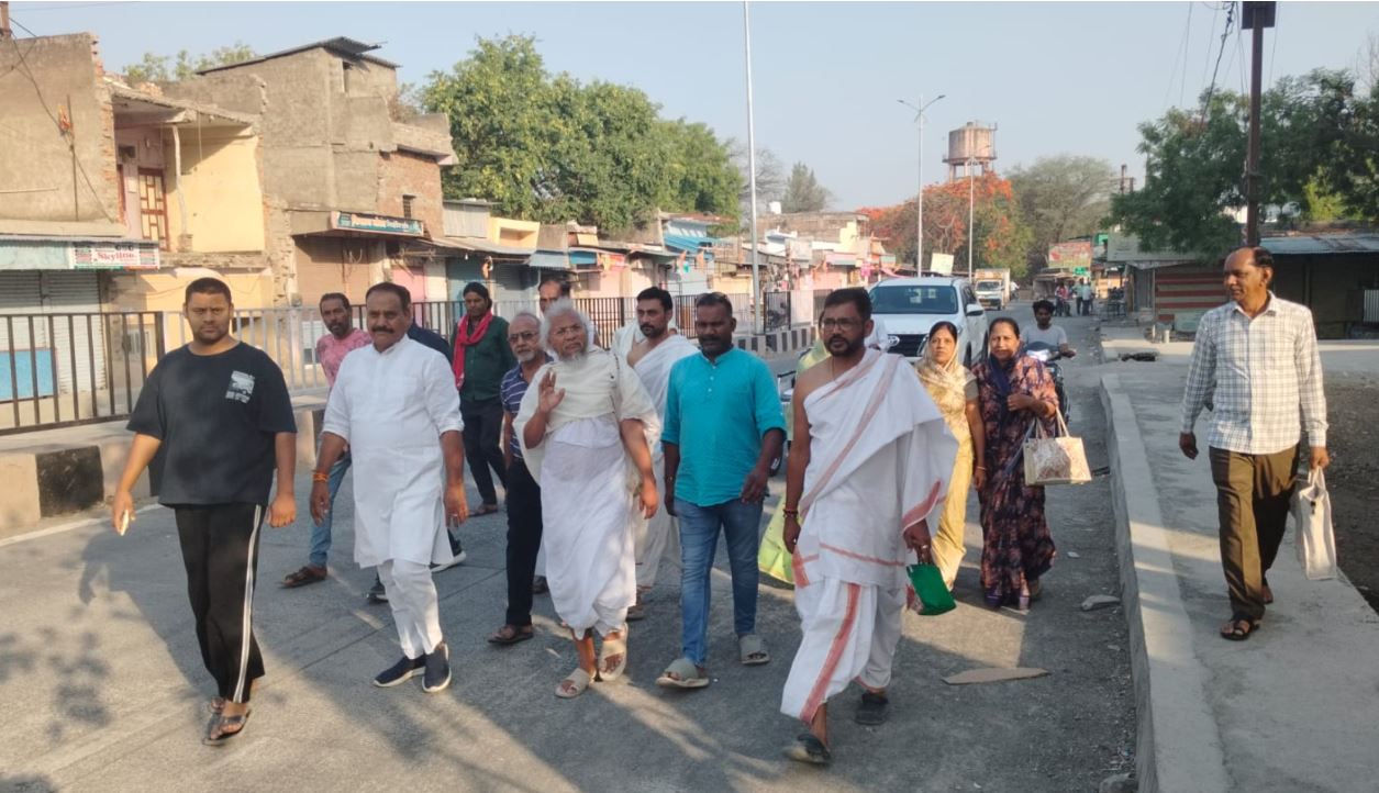 आचार्य विश्वरत्न सागरजी महाराज ने महिदपुर रोड प्रवचन में कहा—संसार में मेहमान बनकर रहो, मालिक बनकर नहीं, आत्मकल्याण करो