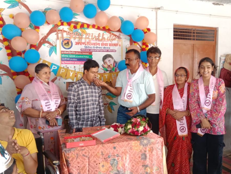 भीनमाल डीएसपी Shankarlal Mansuriya ने दिव्यांग बच्चों के साथ जन्मदिन मनाकर समाजसेवा और संवेदनशीलता का प्रेरणादायक संदेश दिया।