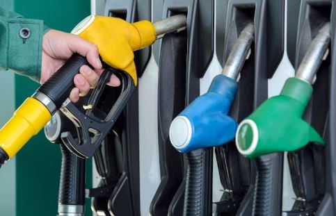 सरकार ने Petrol निर्यात पर 3 रुपये प्रति लीटर टैक्स लगाया, डीजल-ATF पर शुल्क घटाकर बाजार में बदलाव किया।