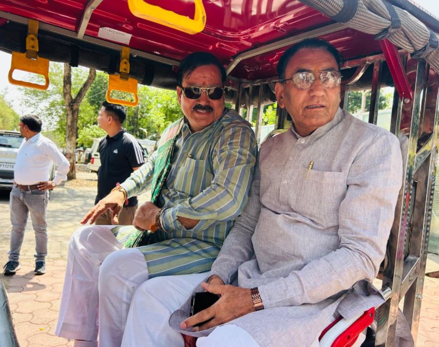ईंधन बचत का संदेश: ई-रिक्शा से Cabinet बैठक पहुंचे मध्यप्रदेश के मंत्री गौतम टेटवाल और नारायण सिंह पंवार, पर्यावरण संरक्षण का दिया बड़ा संदेश
