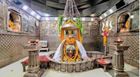 Ujjain में बाबा महाकाल की भव्य भस्म आरती, चंद्रमा और रुद्राक्ष के दिव्य श्रृंगार ने मोहा श्रद्धालुओं का मन