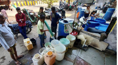 जल संकट से बेहाल Indore: सूखे बोरिंग, टैंकरों पर निर्भर हुए लोग, 700 से 1000 रुपये में खरीदना पड़ रहा पानी