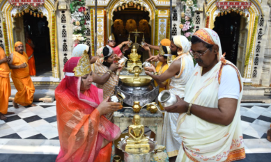 Gwalior के चंपाबाग जैन मंदिर में 51 इन्द्रणियों द्वारा भव्य शांतिधारा, मुनिश्री अनुमान सागर जी महाराज के सानिध्य में गूंजा जयकारा