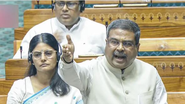 “बंगाल में बंदूक की नोक पर लोकतंत्र”: Dharmendra Pradhan के बयान से सियासत गरमाई, ममता बनर्जी पर तीखे आरोप
