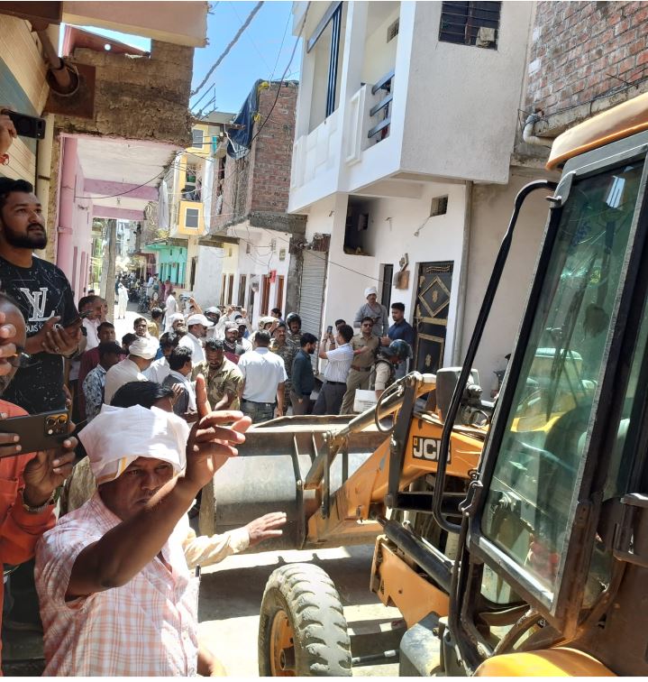 Rajgarh में गोवंश वध मामले में बड़ी कार्रवाई, मुख्य आरोपियों के मकान बुलडोजर से ध्वस्त, भारी पुलिस बल तैनात रहा