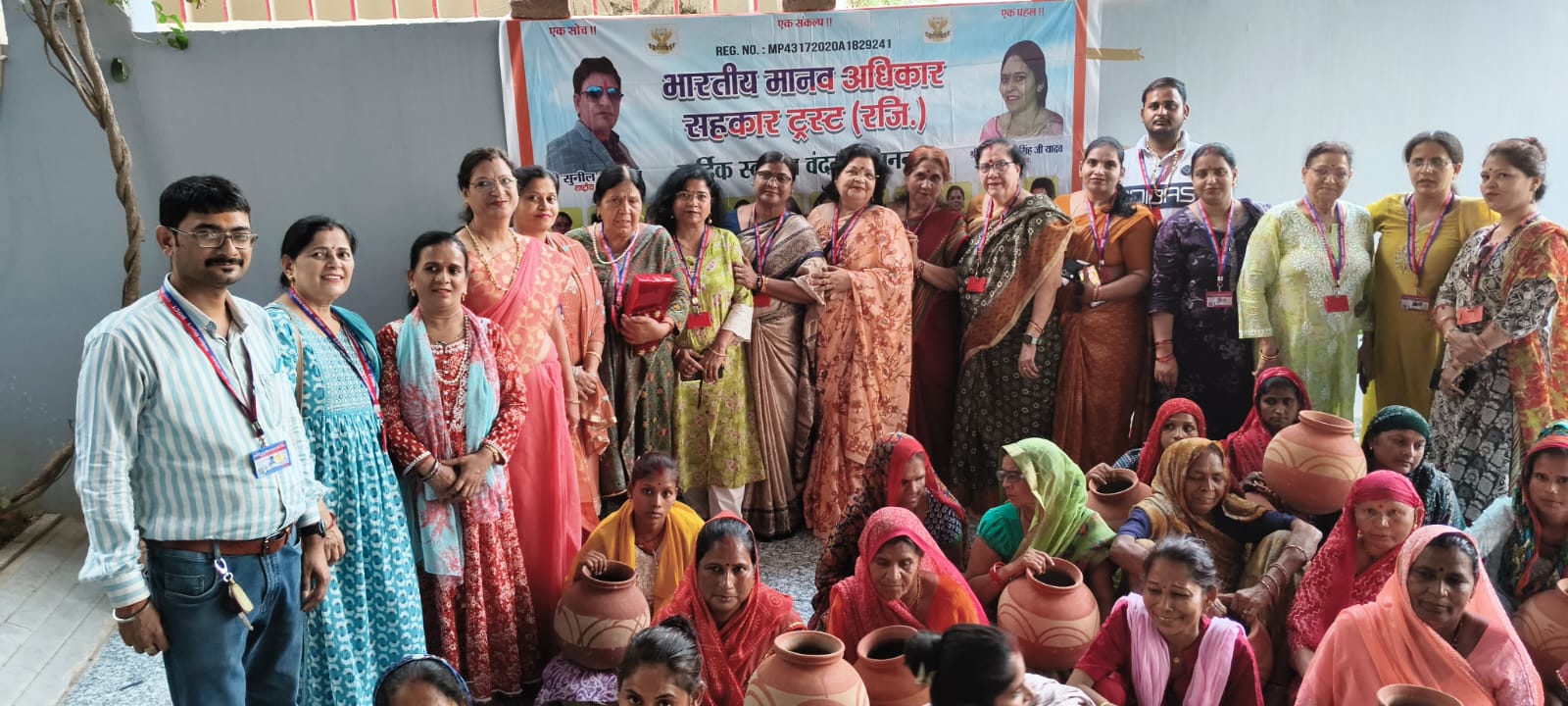 भारतीय मानव अधिकार सहकार ट्रस्ट मटका वितरण: भीषण गर्मी में 50 कामकाजी महिलाओं को राहत, सराहनीय मानव सेवा अभियान