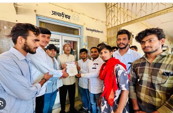 Seoni पीएम एक्सीलेंस कॉलेज परीक्षा फर्जीवाड़ा: छात्र की जगह भाई ने दिया पेपर, परीक्षा व्यवस्था पर उठे गंभीर सवाल