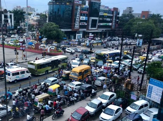 Indore में गाड़ियों के रजिस्ट्रेशन रिन्यूअल पर नई शर्त से हड़कंप, VLT डिवाइस अनिवार्य दिखने से बढ़ा भ्रम