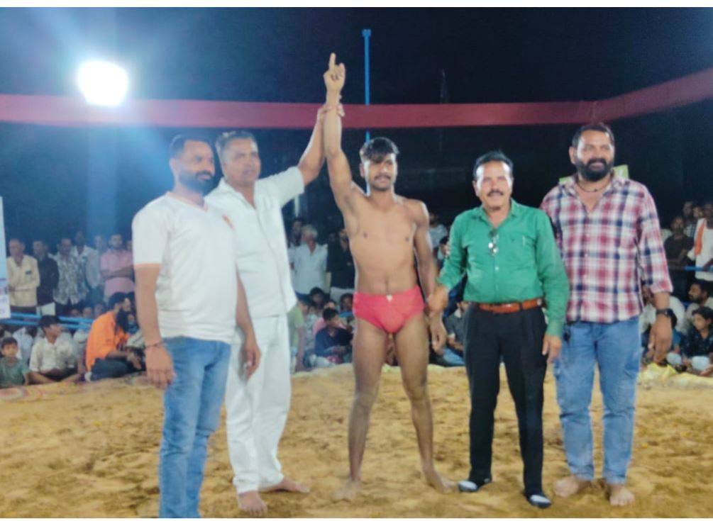 खेड़ावदा दंगल में Vijay Kher पहलवान का जलवा, नीमच के पहलवान को हराकर जीता मुकाबला