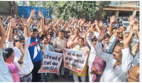 Indore : पानी की टंकी विवाद में कोर्ट स्टे के बाद निर्माण रुका, सांसद और रहवासी पहुंचे समझाने