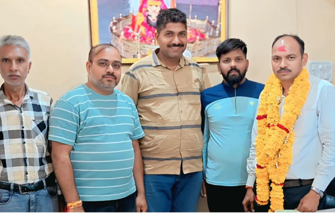 झकनावदा जिला सहकारी बैंक में Gulab Singh Ninama ने शाखा प्रबंधक पद संभाला, कर्मचारियों ने गर्मजोशी से स्वागत किया।