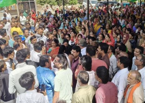 Indore में जलसंकट पर कांग्रेस का प्रदर्शन, निगम मुख्यालय और 22 जोन कार्यालयों पर फोड़े मटके