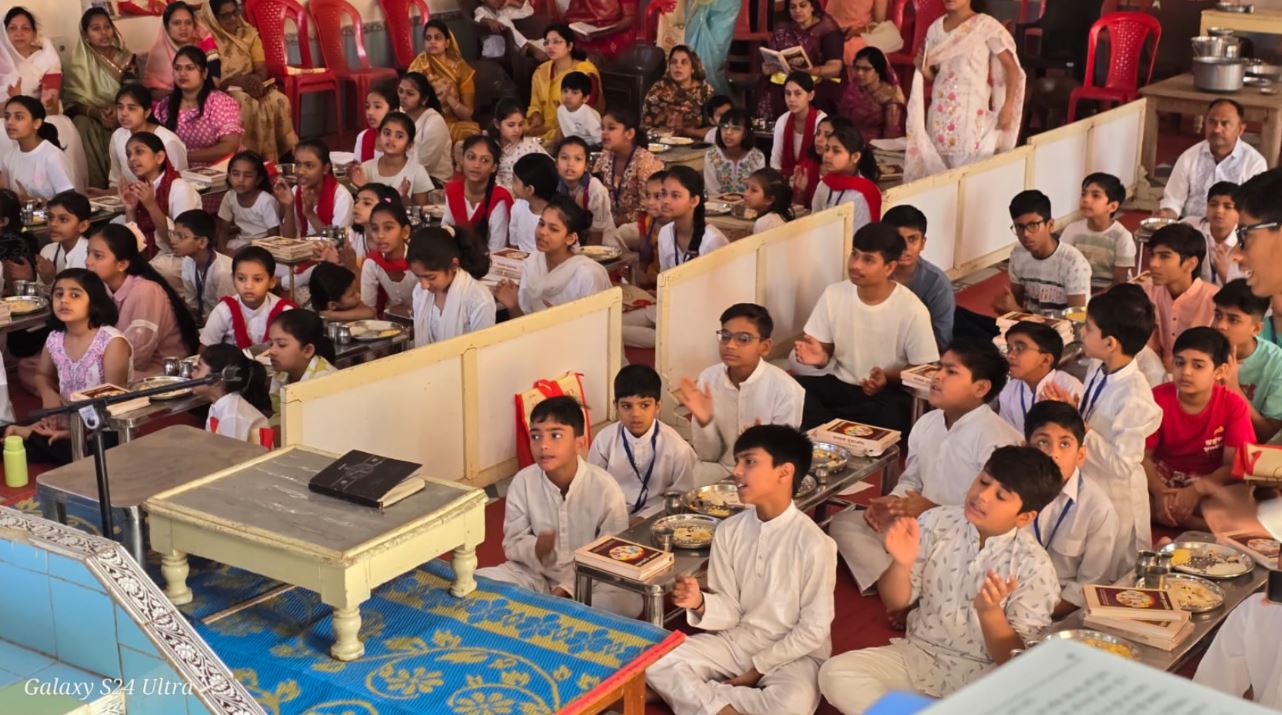 Vidisha में जिन देशना बाल युवा संस्कार शिविर का पांचवां दिन: “6 द्रव्य” विषय पर पंडित अनुभव शास्त्री ने किया गहन विवेचन