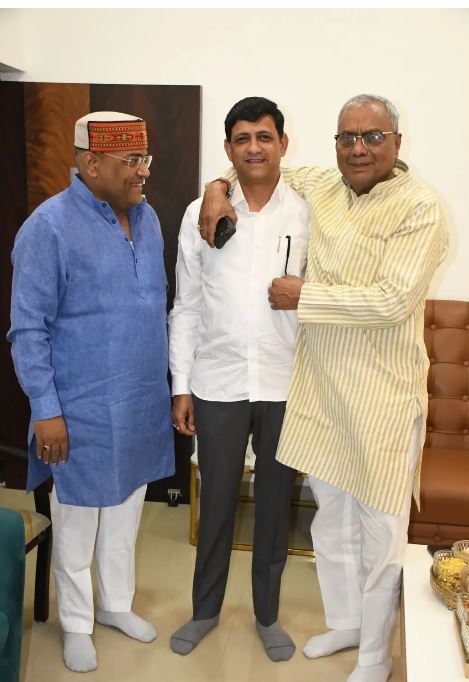 Indore में पानी संकट पर सियासी यू-टर्न, प्यासी जनता और मुस्कुराते नेताओं पर उठे सवाल