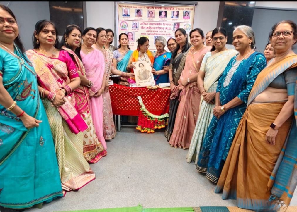Indore : महिला परिषद अंजना संभाग के शपथ समारोह में एक निराश्रित युवती को सिलाई मशीन भेंट की