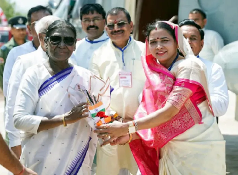 Omkareshwar  पहुंचीं राष्ट्रपति द्रौपदी मुर्मू, विधायक कंचन तनवे के अनोखे स्टेशनरी बुके को लौटाकर दिया बड़ा संदेश