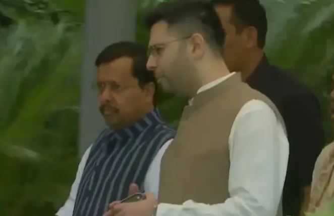 Raghav Chadha के दिल्ली पहुंचने से केंद्रीय कैबिनेट में फेरबदल और बड़ी जिम्मेदारी मिलने की अटकलें तेज हुईं