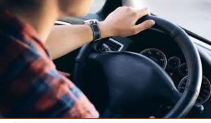 भोपाल में Taxi चालकों का अनोखा प्रदर्शन: फटे कपड़े पहन कटोरा लेकर मांगी भीख, ओला-उबर की नीतियों पर जताया विरोध