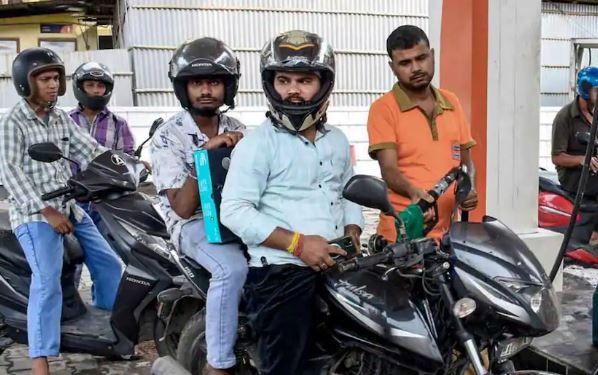 UP Fuel Rule: 1 अक्टूबर 2026 से बिना PUC सर्टिफिकेट नहीं मिलेगा पेट्रोल-डीजल, NCR में लागू होगा बड़ा नियम