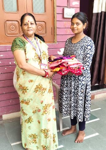 भारतीय मानव अधिकार सहकार ट्रस्ट की सेवा पहल: Aruna Tripathi ने अधिक मास में जरूरतमंद परिवार को दिया सहयोग, मानव सेवा का दिया संदेश