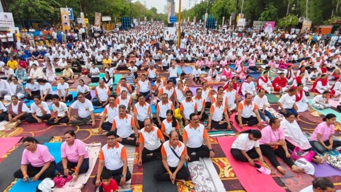 विश्व रिकॉर्ड बना: अंतरराष्ट्रीय योग दिवस 2026 पर indore में 10,000+ साधकों ने किया भ्रामरी प्राणायाम, रचा नया इतिहास